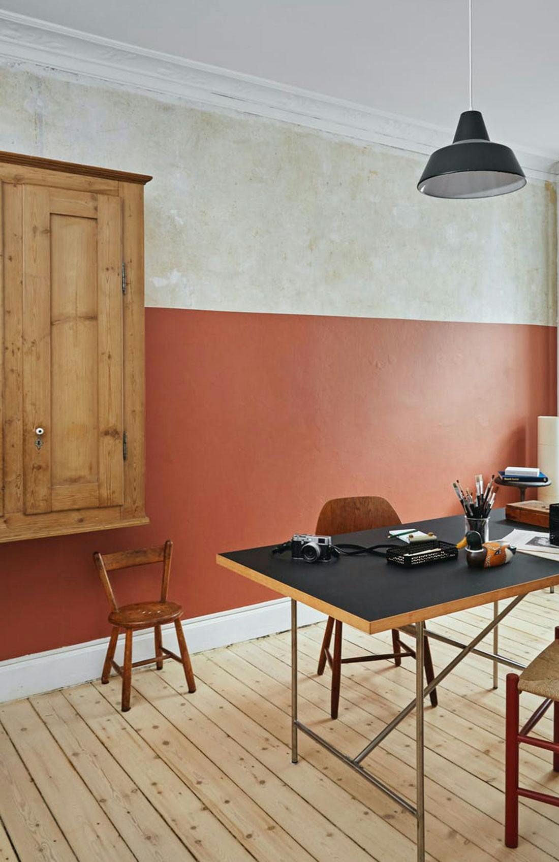 Hvis du vil gi følelsen av at det er høyt under taket farger i hjemmet